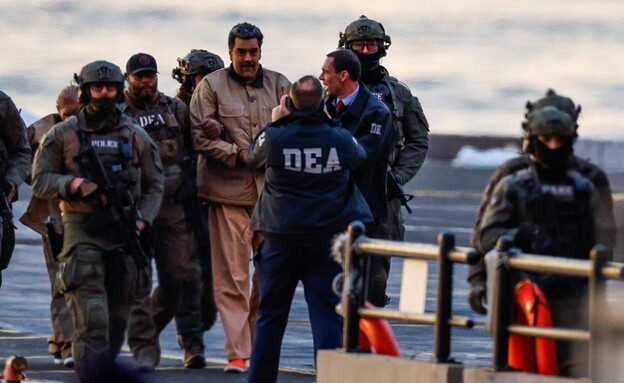 מדורו מובל באזיקים לבית המשפט בניו יורק מדורו מובל באזיקים לבית המשפט בניו יורק