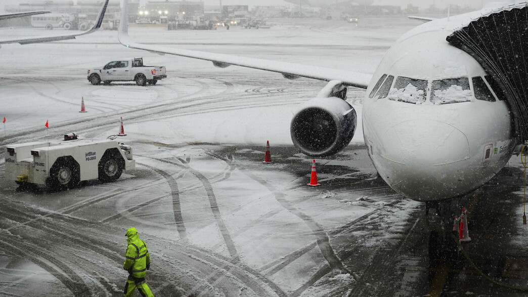 מטוס בשדה תעופה בשלג בחורף