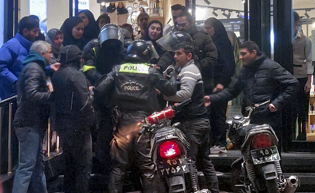 מפגינים באיראן נגד המשטר מפגינים באיראן נגד המשטר