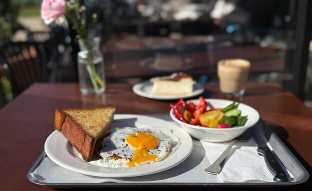 רושטי עם ביצת עין מעל ריולי יוגורט. סוזנה בארותיים רושטי עם ביצת עין מעל ריולי יוגורט. סוזנה בארותיים