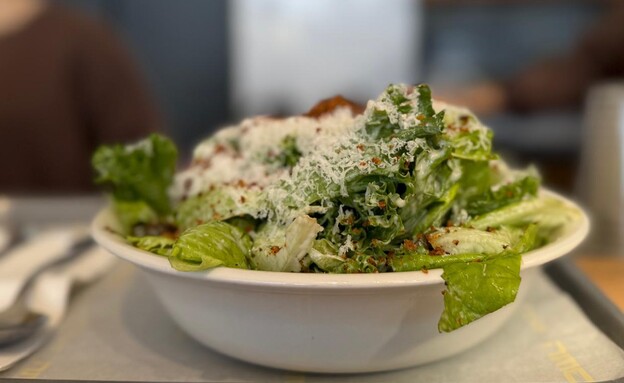 סלט קיסר. סוזנה בארותיים סלט קיסר. סוזנה בארותיים