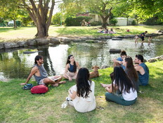 סטודנטים לומדים ליד הנחל