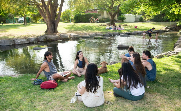 סטודנטים לומדים ליד הנחל (צילום: באדיבות תל-חי אוניברסיטת קריית שמונה בהקמה)
