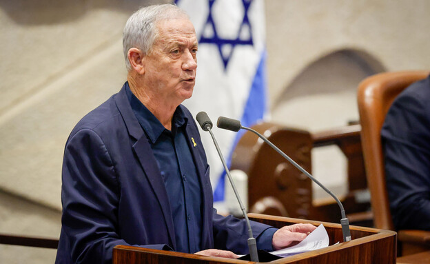 בני גנץ בדיון 40 חתימות בני גנץ בדיון 40 חתימות