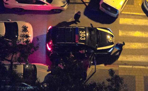 זירת הרצח בפרדס חנה שבה נדקרה למוות אישה בת 59 (צילום: דוברות המשטרה)