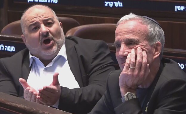 עבאס מתפרץ לדברי נתניהו בדיון 40 חתימות עבאס מתפרץ לדברי נתניהו בדיון 40 חתימות