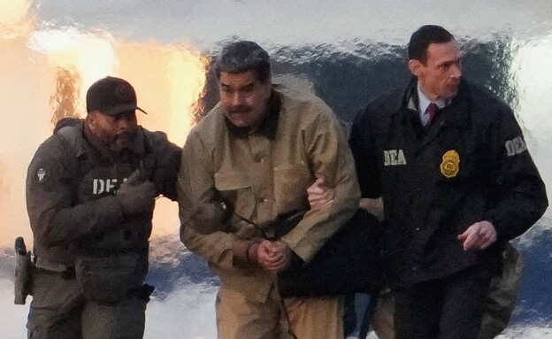 מדורו מובל באזיקים לבית המשפט בניו יורק מדורו מובל באזיקים לבית המשפט בניו יורק