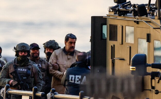 מדורו מובל באזיקים לבית המשפט בניו יורק