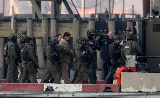 מדורו מובל באזיקים לבית המשפט בניו יורק (צילום: Reuters)