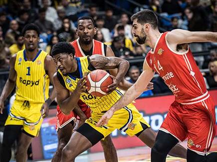 קלארק. שם דגש על ההגנה (עודד קרני) (צילום: ספורט 5)