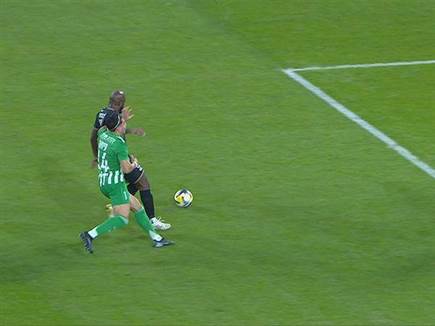 רגע מחלוקת. איסט ועיסאת (צילום: ספורט 5)