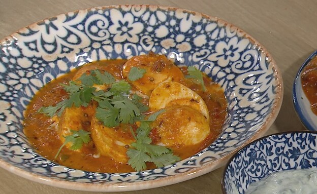 קארי ביצים וראיטה מלפפונים 