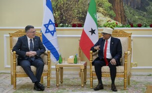 גדעון סער ואבדירחמן מוחמד עבדילאהי (צילום: לע"מ, שלומי אמסלם )