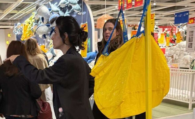 דנה פרידר ומגי אזרזר מבלות באיקאה