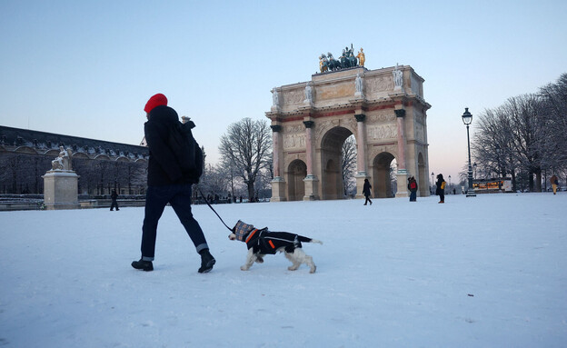שלג כבד בפריז
