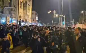 צוות "כאן חדשות" הותקף בהפגנה (צילום: כאן 11)