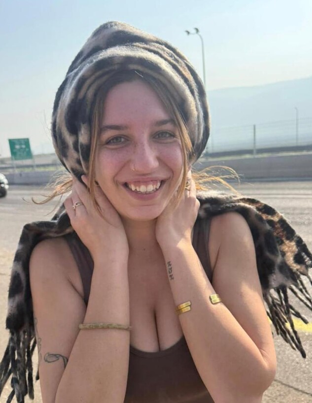 אביב מאור בתמונה האחרונה שלה בתחנת האוטובוס