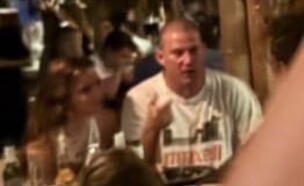 פפראצי בלעדי: צ׳נינג טייטום ובת הזוג הצעירה צמודים בחופשה (צילום: מיכל כרמי)