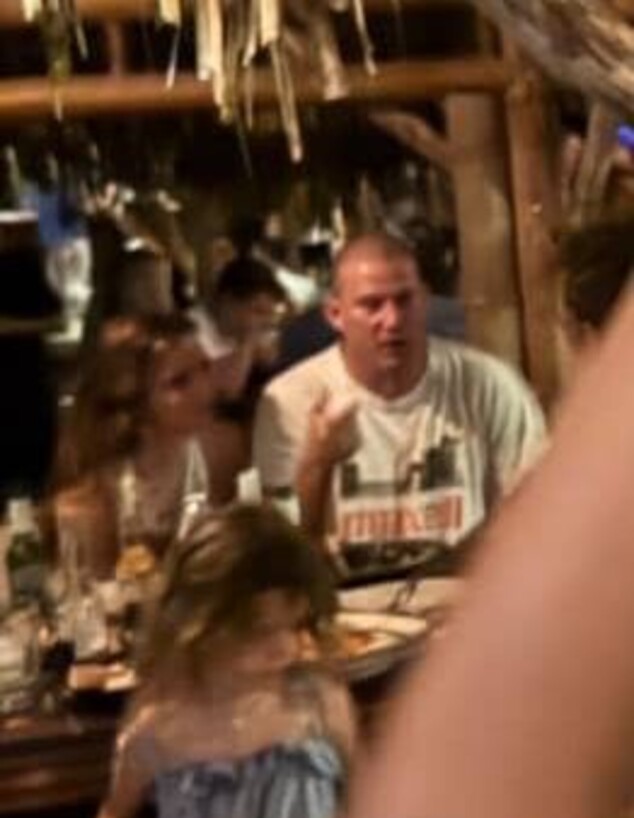 פפראצי בלעדי: צ׳נינג טייטום ובת הזוג הצעירה צמודים בחופשה