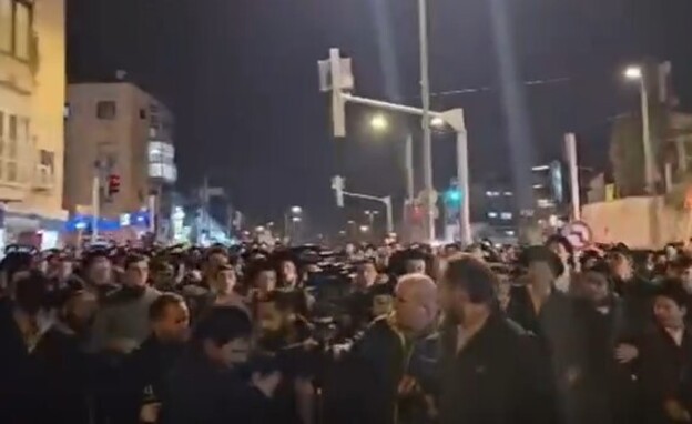 תיעוד: צוות כאן חדשות מותקף בהפגנת חרדים בירושלים