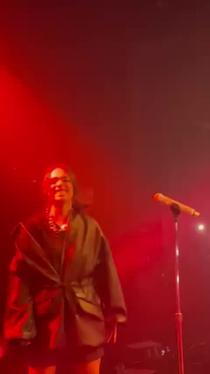 מור רביעי פותחת את סבב המופעים שלה ברידינג 3 