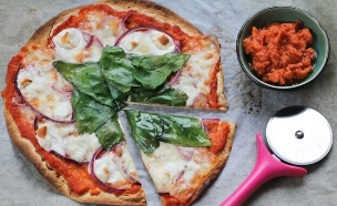 פיצה טורטייה עם בצל, תרד וגבינות (צילום: עידית נרקיס כ"ץ, mako אוכל)