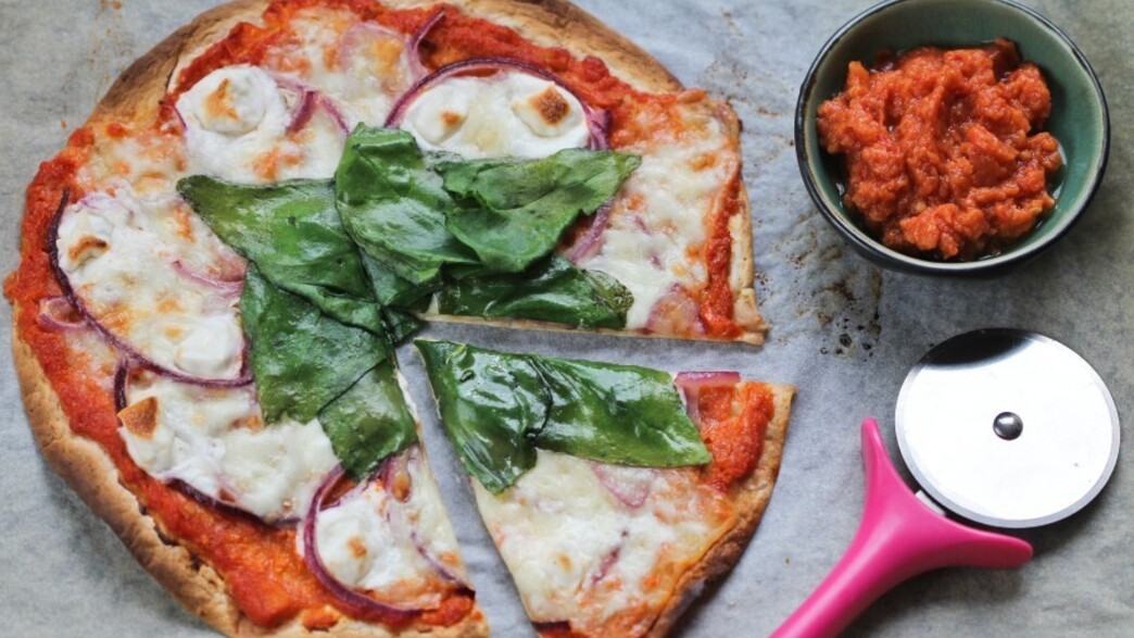 פיצה טורטייה עם בצל, תרד וגבינות פיצה טורטייה עם בצל, תרד וגבינות