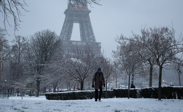 שלג כבד בפריז