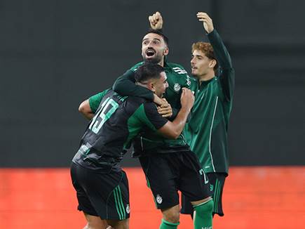 מיכאל אוחנה חוגג. חזר ממעמקי הספסל, להרכב של ברק בכר (אלן שיבר) (צילום: ספורט 5)