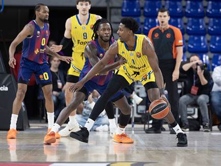 וראו את ברצלונה בורחת להפרש של 24 נקודות (Euroleague Basketball via Getty)