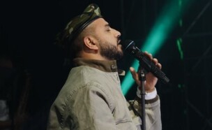 איתי לוי בהופעה מול חיילי צה"ל (צילום: אינסטגרם)