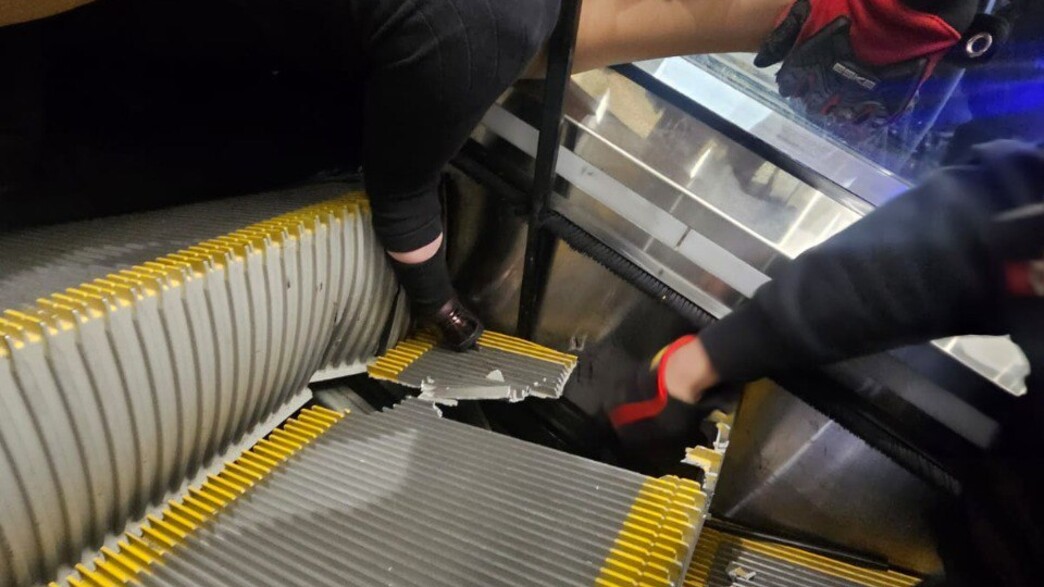 לוחמי אש מחלצים ילדה שרגלה נלכדה במדרגות נעות לוחמי אש מחלצים ילדה שרגלה נלכדה במדרגות נעות