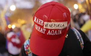 הפגנה בברצלונה נגד התקיפה האמריקאית בונצואלה (צילום: Manaure Quintero, AFP via Getty Images)