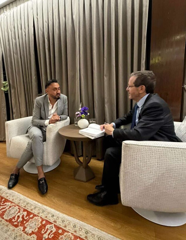 רוני אינסאז עם נשיא המדינה מר יצחק הרצוג