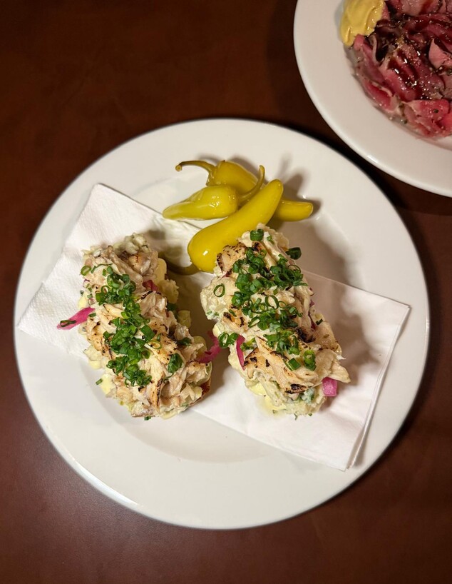 סוזנה ערב. קונפי דג על ברוסקטה סוזנה ערב. קונפי דג על ברוסקטה