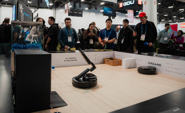 שואב אבק עם זרוע רובוטית, דרימי CES