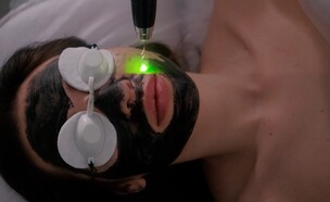 אישה עוברת טיפול פנים (צילום: shutterstock)