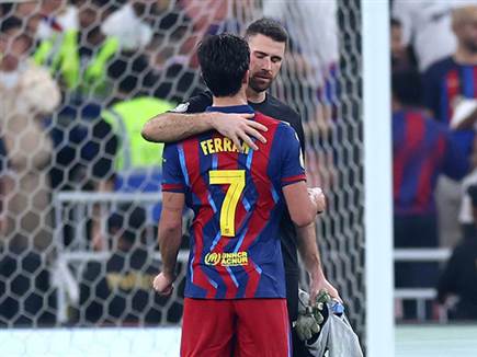 והחברים מהנבחרת ניחמו את אונאי סימון (Yasser Bakhsh/Getty Images)