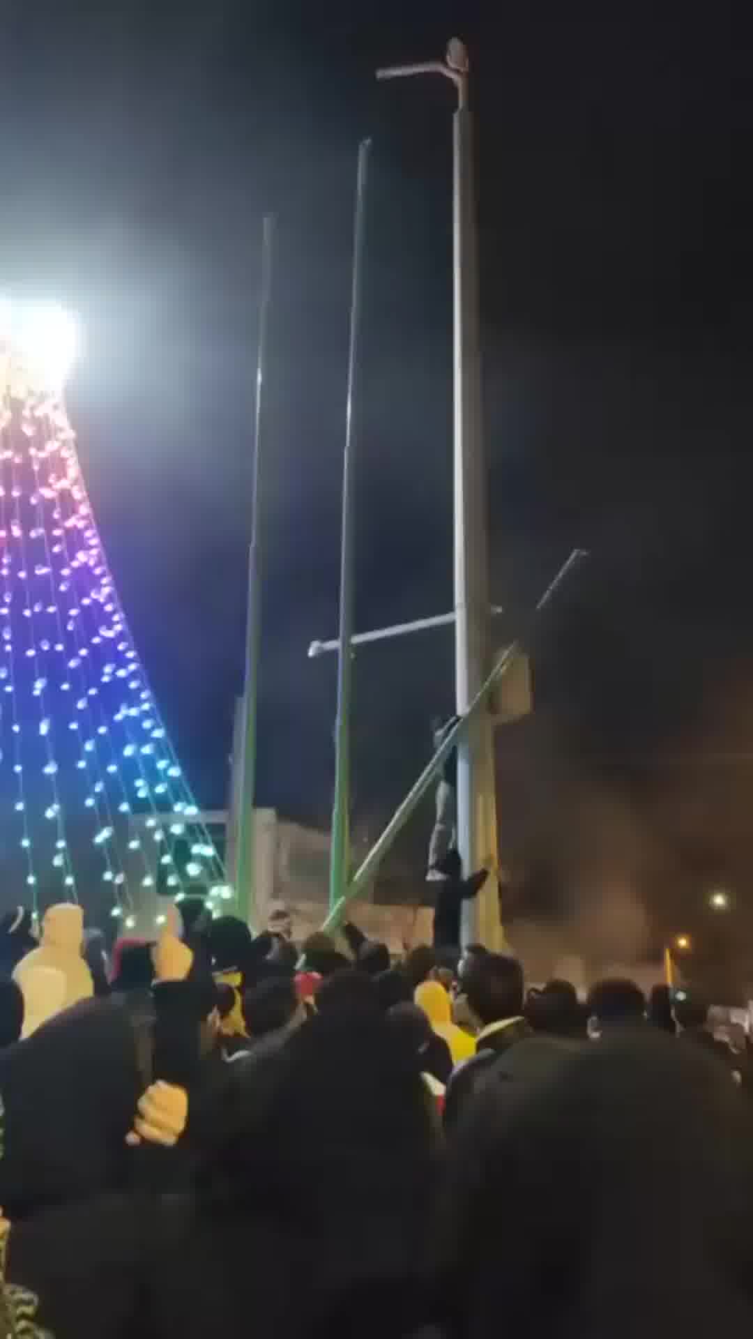 המפגין משמיד מצלמה של השלטונות לקול צהלות ההמונים ברחוב