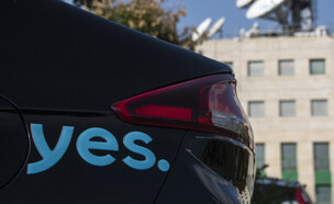 לוגו יס על מכונית ליד משרדי החברה (צילום: שריה דיאמנט / פלאש 90)