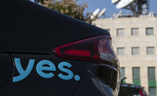 לוגו יס על מכונית ליד משרדי החברה