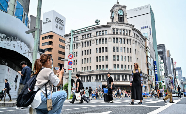 תיירת טוקיו יפן (צילום: RICHARD A. BROOKS, getty images)