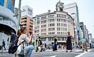 תיירת טוקיו יפן (צילום: RICHARD A. BROOKS, getty images)