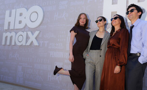 צוות הסדרה Hacks במסיבה של HBO Max (צילום: David Jon, Getty Images)