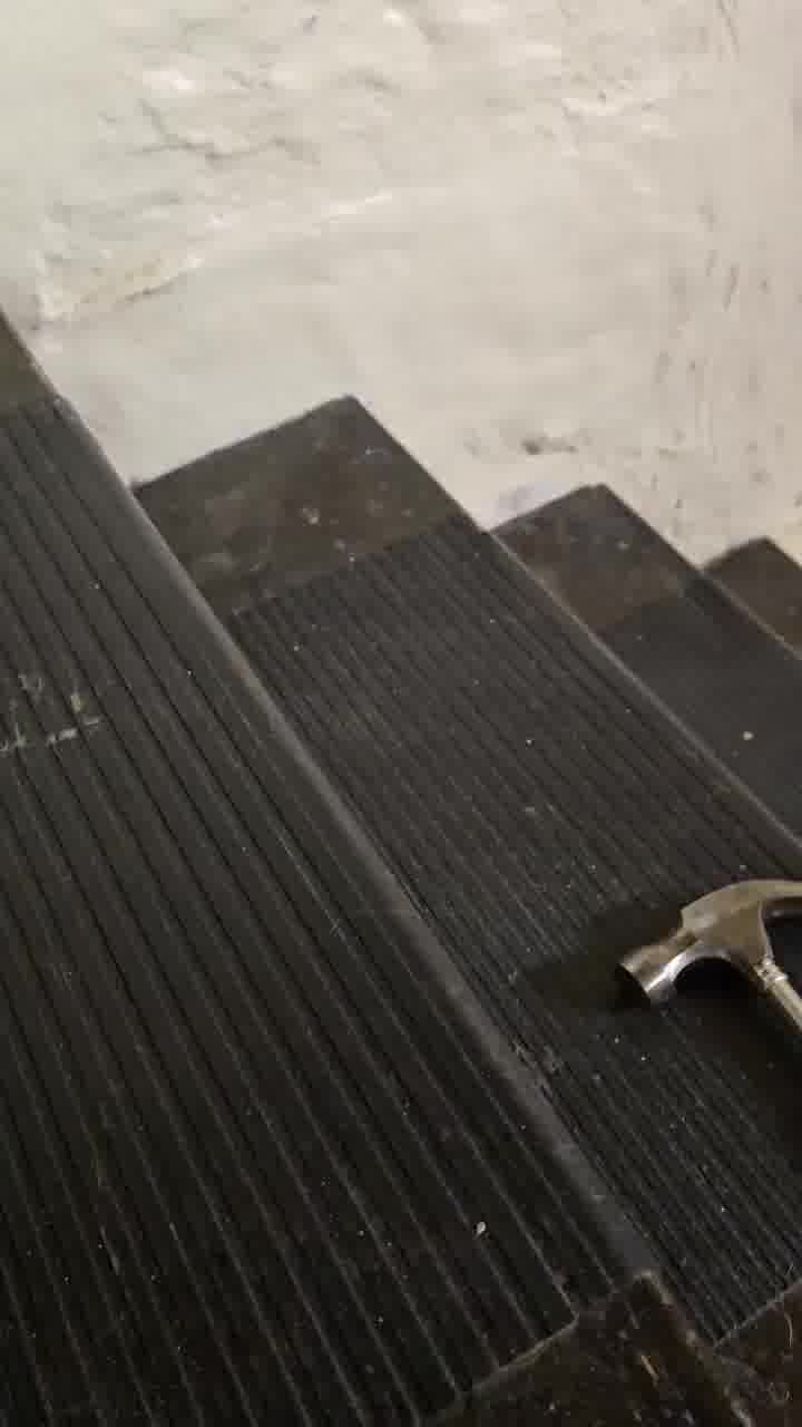 ''אני לא יכולה'': זה מה שהדיירת מצאה מתחת למדרגות