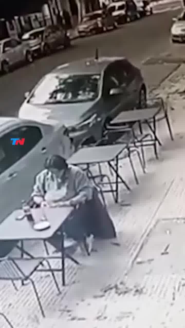 אדם יושב בבית קפה, נופלת עליו זכוכית מהשמיים - והוא נשאר בחיים