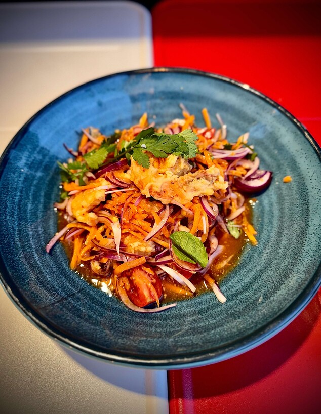 תאי צ'ו. יאם מאנאו שרימפס. סלט בתיבול מדויק