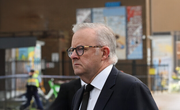 ראש ממשלת אוסטרליה אנתוני אלבניזי בזירת הפיגוע (צילום: Reuters) ראש ממשלת אוסטרליה אנתוני אלבניזי בזירת הפיגוע (צילום: Reuters)