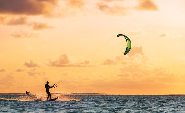גלישת קייט סרפינג בים - אילוסטרציה גלישת קייט סרפינג בים - אילוסטרציה