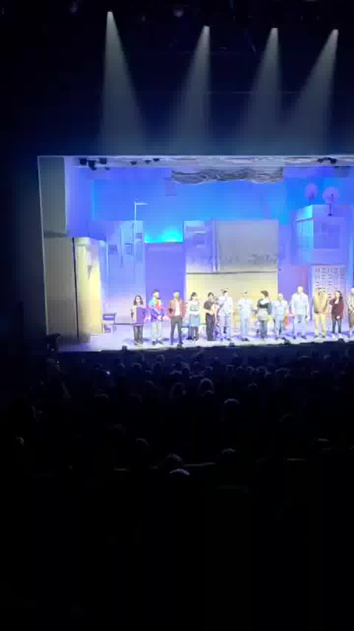 ששון גבאי ומירי מסיקה מזמינים לבמה את הבמאי ערן קולירין במחזמר "ביקור התזמורת" שהגיע לישראל